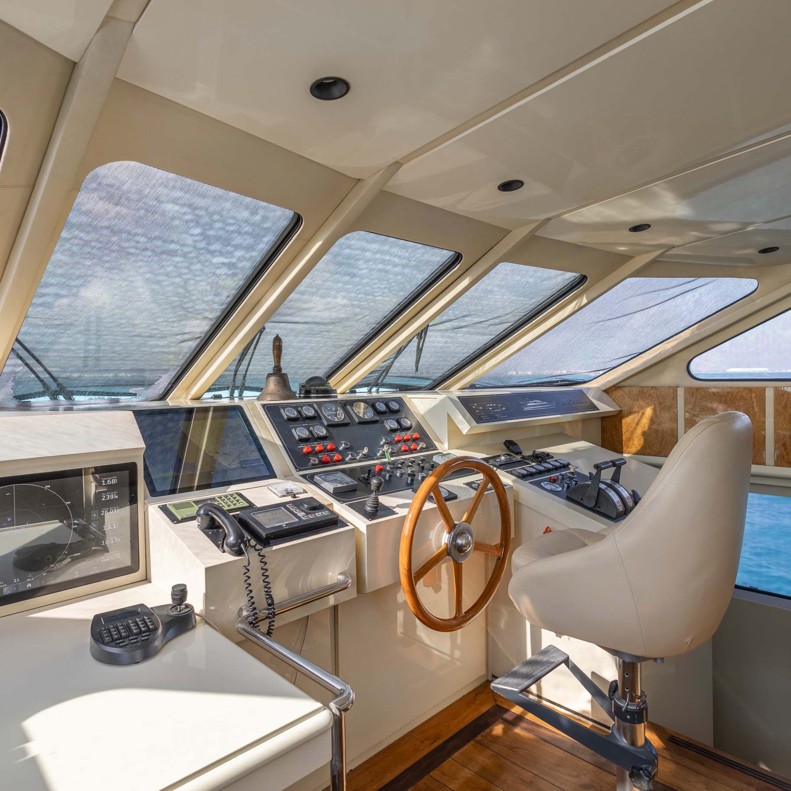 115 ft Heesen Superyacht — photo 12