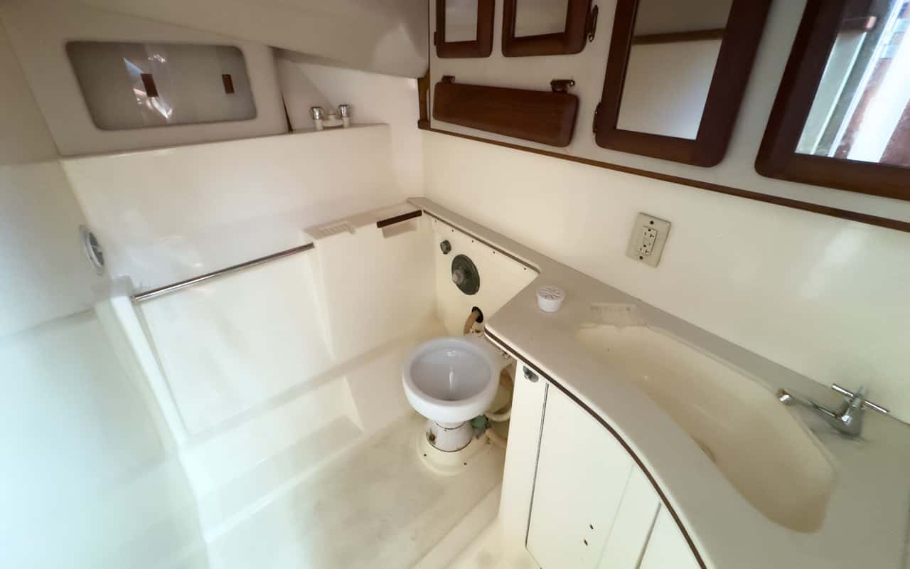 38 ft Luhrs Fishing Yacht — photo 11