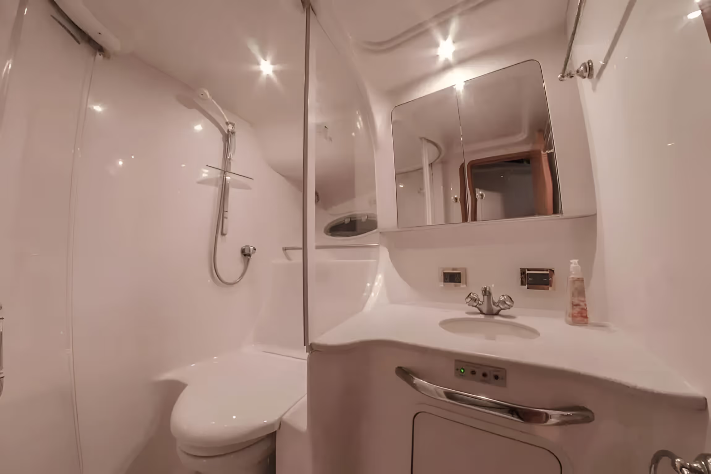 51 ft Luxury Yacht — photo 8