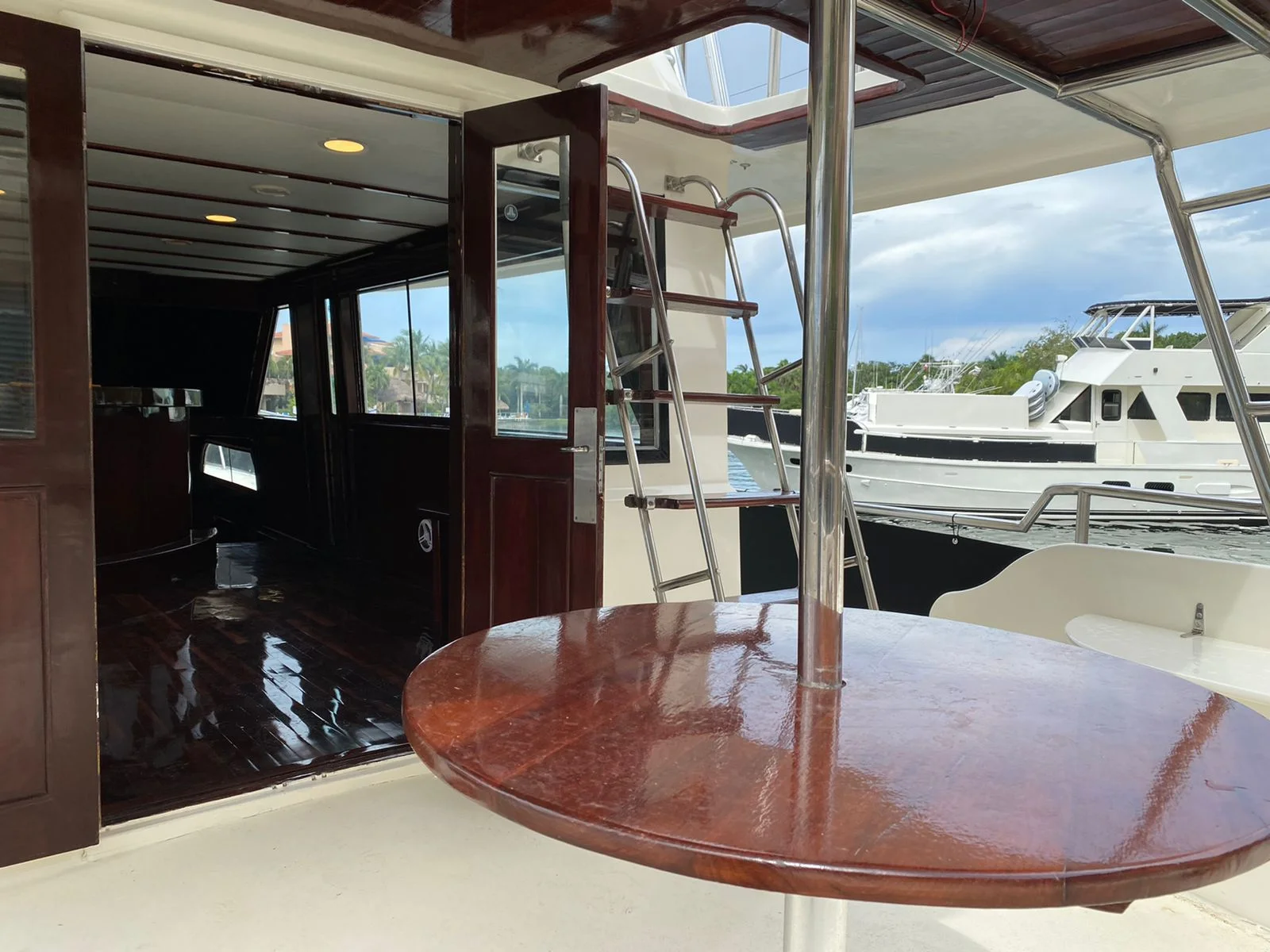 53 ft Luxury Yacht — photo 11