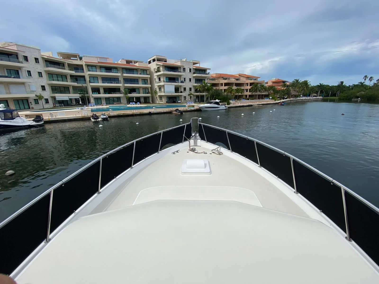 53 ft Luxury Yacht — photo 12